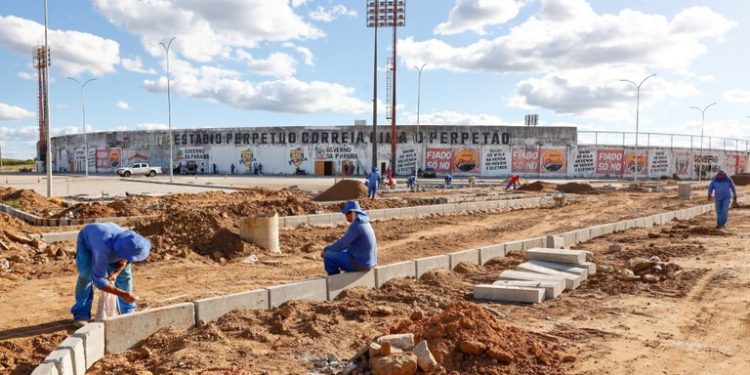 Lucas Ribeiro inspeciona obras de infraestrutura e mobilidade urbana em Cajazeiras