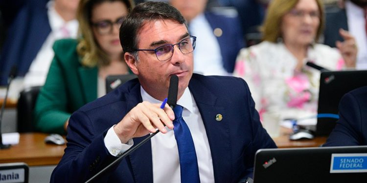 Senadores de oposição apresentam projetos para sustar decreto contra armas