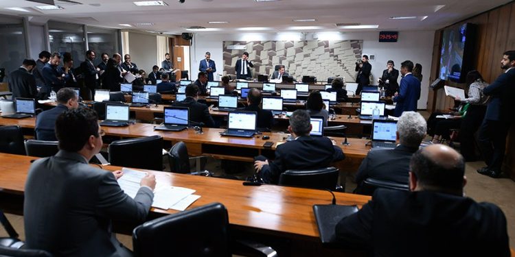 CAE pede que Fernando Haddad e Simone Tebet detalhem reforma tributária