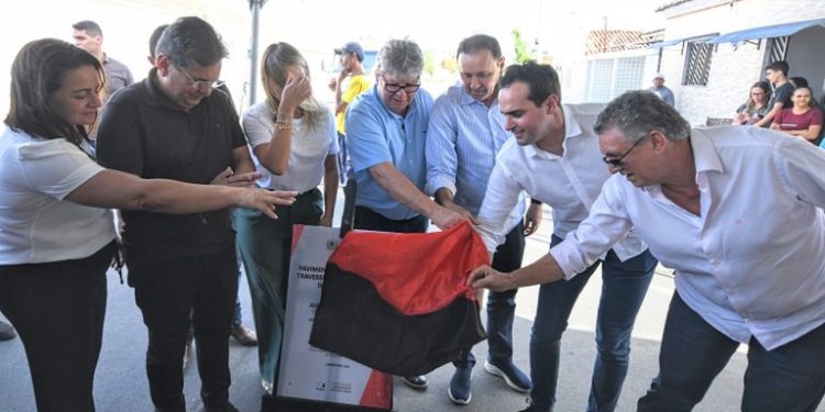 João Azevêdo entrega travessia urbana e reforma e ampliação de escola em Juazeirinho e Soledade