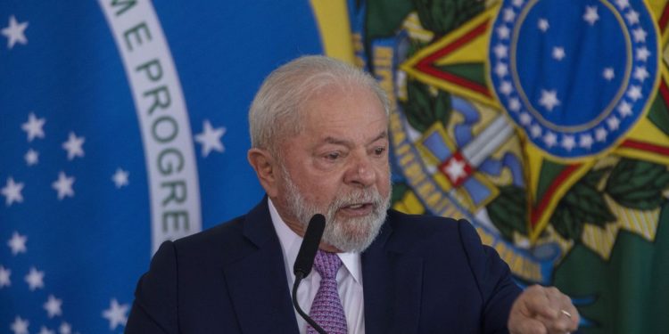 Lula enaltece profissionais da saúde no combate à covid-19