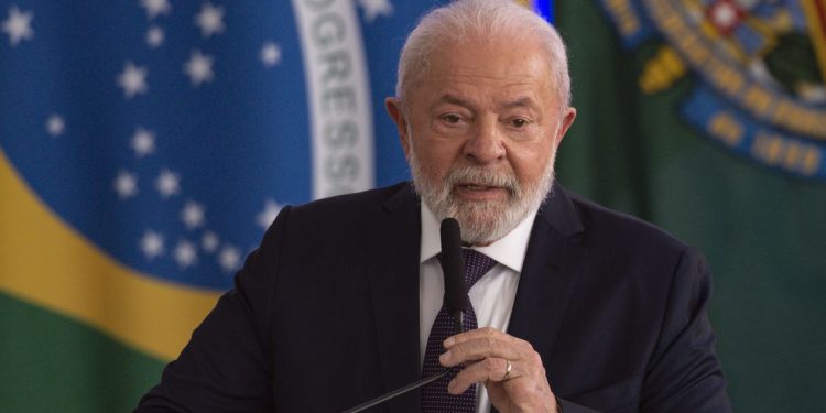 Lula fará infiltração no quadril em hospital de Brasília nesta quarta