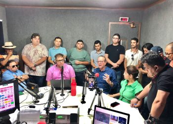 Prefeito de Mamanguape anuncia mais de meio milhão de reais para doação de cestas básicas e recebe retroescavadeira