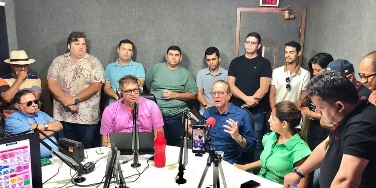 Prefeito de Mamanguape anuncia mais de meio milhão de reais para doação de cestas básicas e recebe retroescavadeira