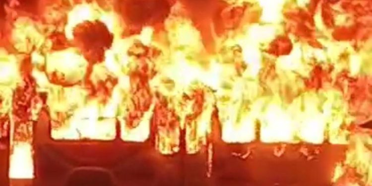 Ônibus é incendiado por criminosos em João Pessoa; motorista está em estado grave