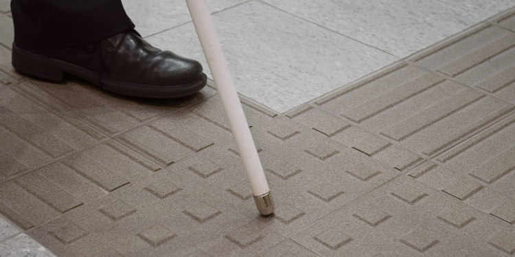 Lei determina que prédios públicos se adaptem para garantir segurança aos deficientes visuais