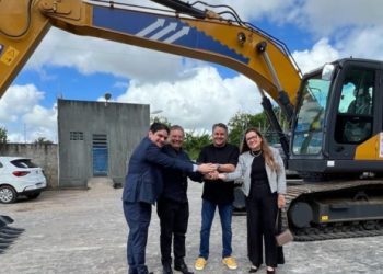 Prefeita de Pocinhos celebra aquisição de retroescavadeira para impulsionar agricultura na região