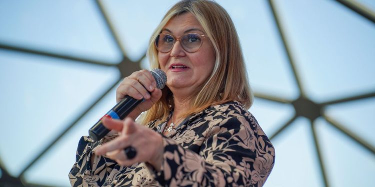 Presidenta da Caixa diz que Bolsa Família poderá ser pago com real digital