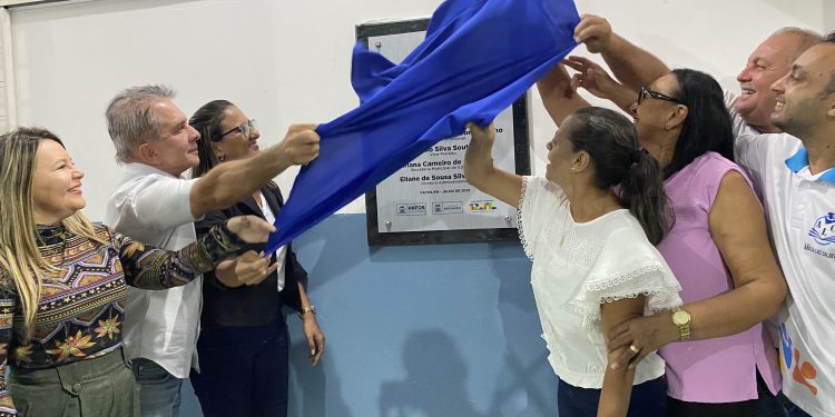 Prefeitura de Patos entrega cobertura e reforma da quadra esportiva da EMEF Anaiza Calixto