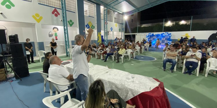Prefeitura de Patos entrega cobertura e reforma da quadra esportiva da EMEF Anaiza Calixto