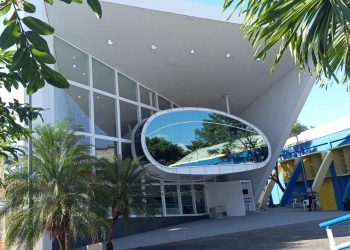 Parceria entre UFRJ e Secretaria Municipal de Ciência e Tecnologia formará estudantes para atuarem em Naves do Conhecimento; entenda