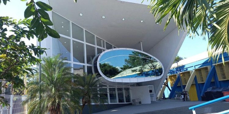 Parceria entre UFRJ e Secretaria Municipal de Ciência e Tecnologia formará estudantes para atuarem em Naves do Conhecimento; entenda