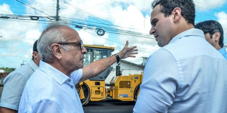 Cícero Lucena acompanha Lucas Ribeiro em visita a obras de ligação viária entre Mangabeira e a PB-008