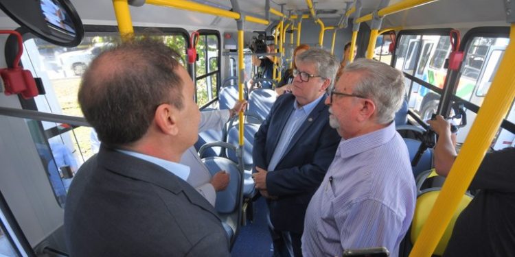 Governador acompanha entrega de 10 novos ônibus para o sistema de transporte púbico da Região Metropolitana de João Pessoa