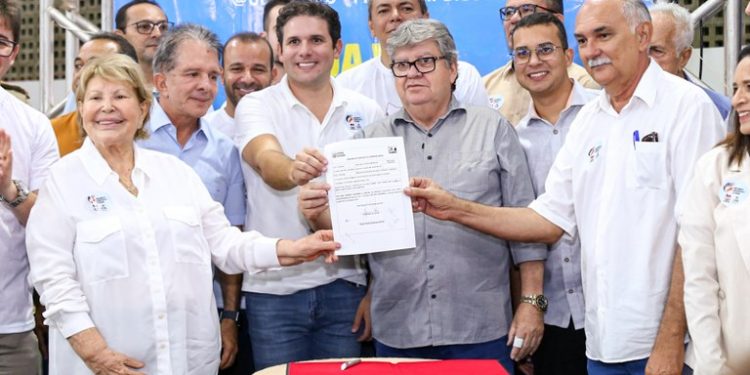 João entrega benefícios no valor de R$ 37 milhões e ouve novas demandas da população durante audiência do ODE em Santa Luzia