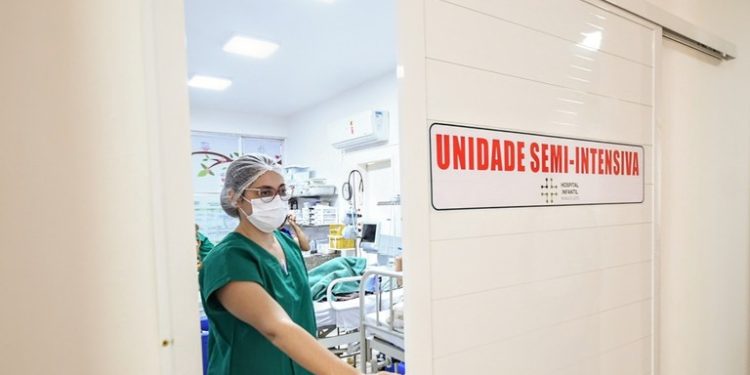 João Azevêdo entrega equipamentos de saúde, reforma de escola, inspeciona obras e autoriza novos investimentos em Patos