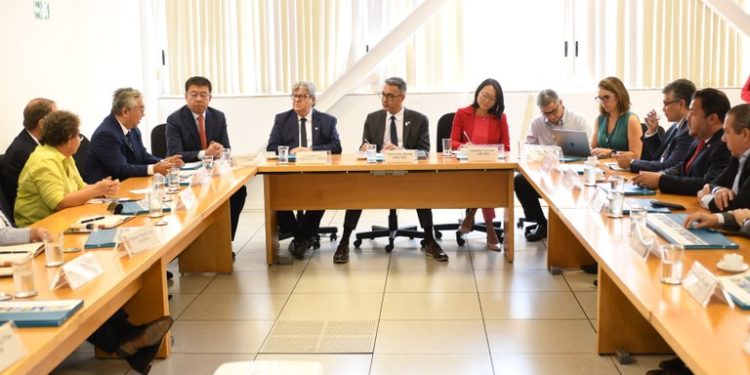 João Azevêdo se reúne com diretoria da Anvisa e discute implantação de fábrica de insulina na Paraíba