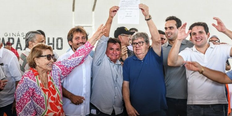 Governador autoriza obras e inaugura travessia urbana em Cacimba de Areia e Areia de Baraúnas