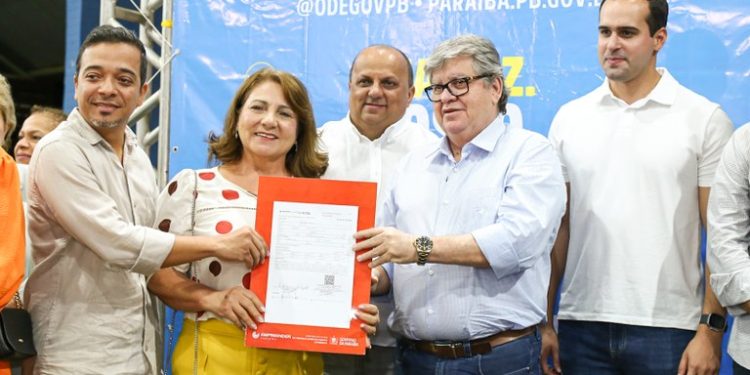 João participa do ODE em Princesa Isabel, entrega equipamentos para a região e dialoga com a população