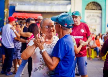 Gitana Pimentel leva chorinho, samba e música nordestina ao palco do Sabadinho Bom