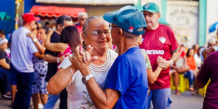 Gitana Pimentel leva chorinho, samba e música nordestina ao palco do Sabadinho Bom