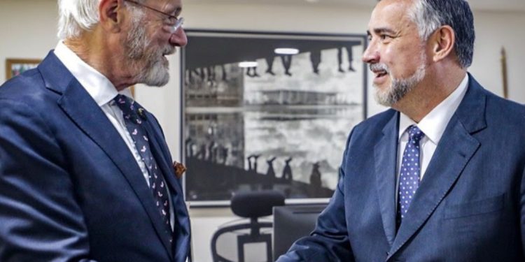 Ministro da Secom recebe pai de Julian Assange