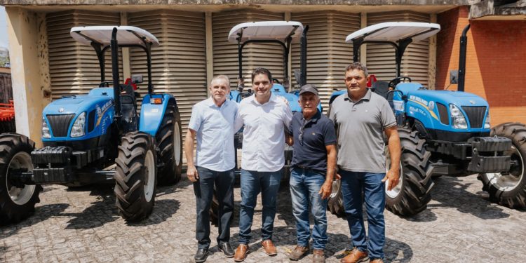 Murilo Galdino entrega tratores e implementos agrícolas a municípios paraibanos