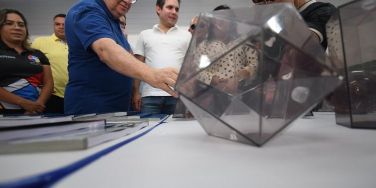 João Azevêdo entrega equipamentos de saúde, reforma de escola, inspeciona obras e autoriza novos investimentos em Patos