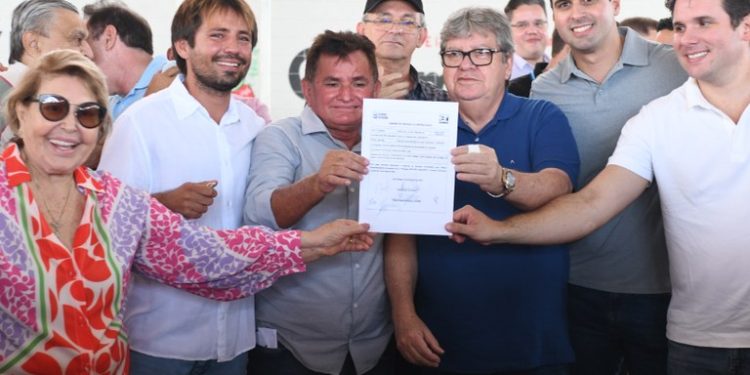 Governador autoriza obras e inaugura travessia urbana em Cacimba de Areia e Areia de Baraúnas