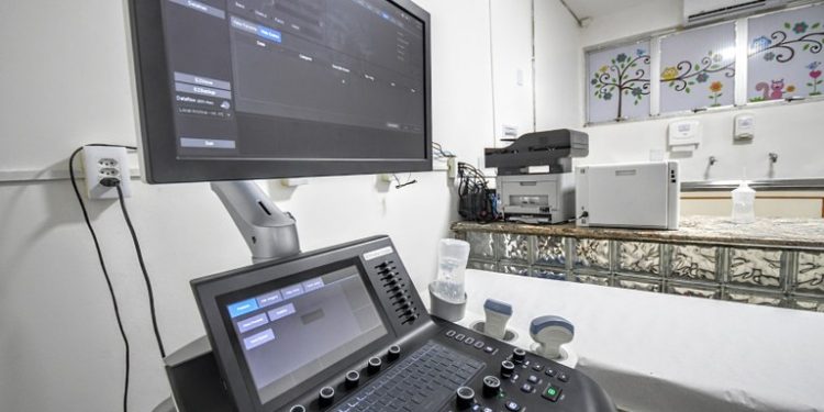 João Azevêdo entrega equipamentos de saúde, reforma de escola, inspeciona obras e autoriza novos investimentos em Patos