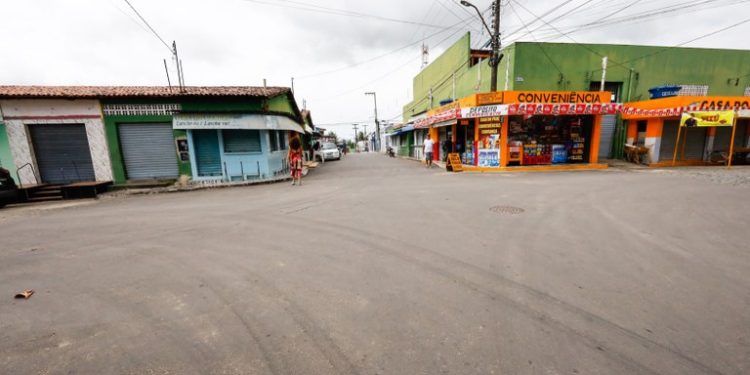 João Azevêdo inaugura travessias urbanas e inspeciona obras da educação em Serra da Raiz, Duas Estradas e Caiçara
