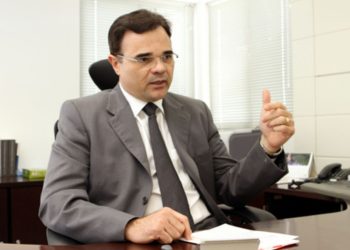 Adriano apresenta voto de aplausos ao juiz paraibano pela nomeação para desembargador do TRT da 6ª Região