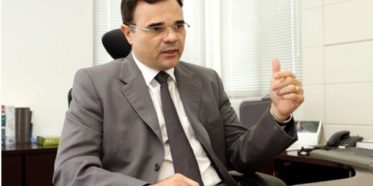 Adriano apresenta voto de aplausos ao juiz paraibano pela nomeação para desembargador do TRT da 6ª Região