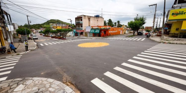 João Azevêdo inaugura travessias urbanas e inspeciona obras da educação em Serra da Raiz, Duas Estradas e Caiçara