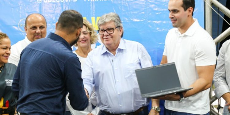 João participa do ODE em Princesa Isabel, entrega equipamentos para a região e dialoga com a população