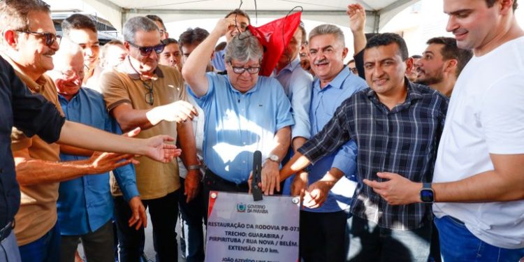 João Azevêdo inaugura estrada, travessias urbanas e reforma de escola em Pirpirituba e Guarabira