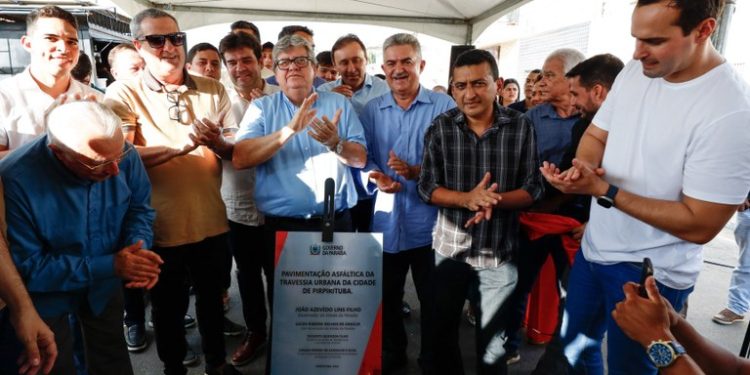 João Azevêdo inaugura estrada, travessias urbanas e reforma de escola em Pirpirituba e Guarabira