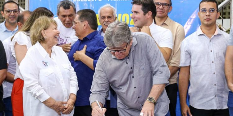 João entrega benefícios no valor de R$ 37 milhões e ouve novas demandas da população durante audiência do ODE em Santa Luzia