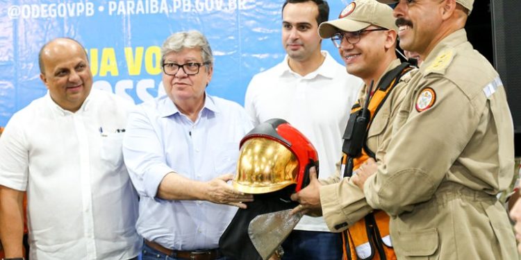 João participa do ODE em Princesa Isabel, entrega equipamentos para a região e dialoga com a população