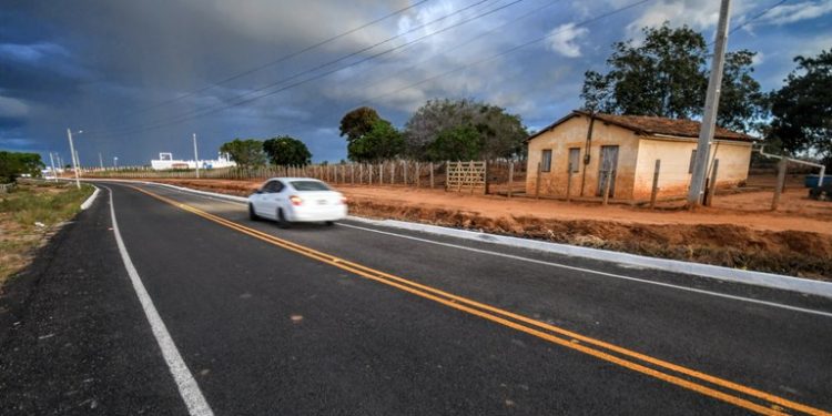 Governador inaugura pavimentação asfáltica, inspeciona obras de educação e anuncia novos investimentos em Princesa Isabel