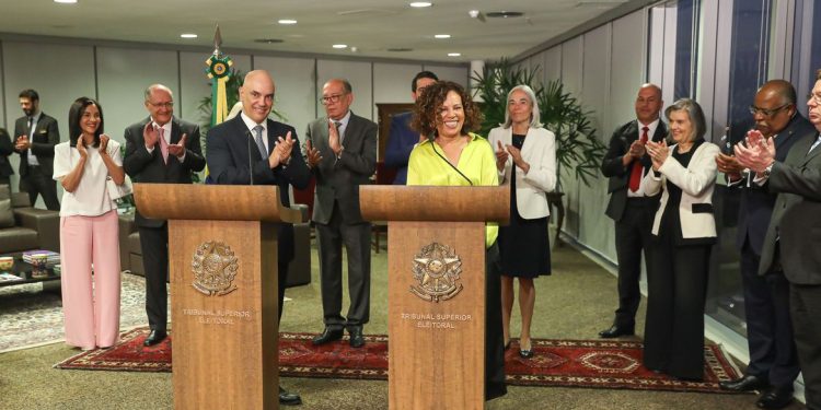 TSE empossa primeira ministra negra na história