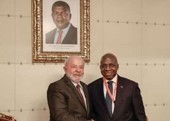 Lula recebe condecoração em Luanda