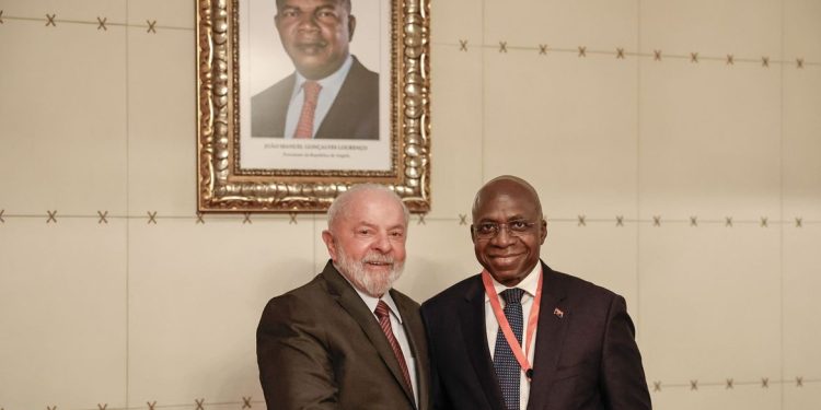 Lula recebe condecoração em Luanda