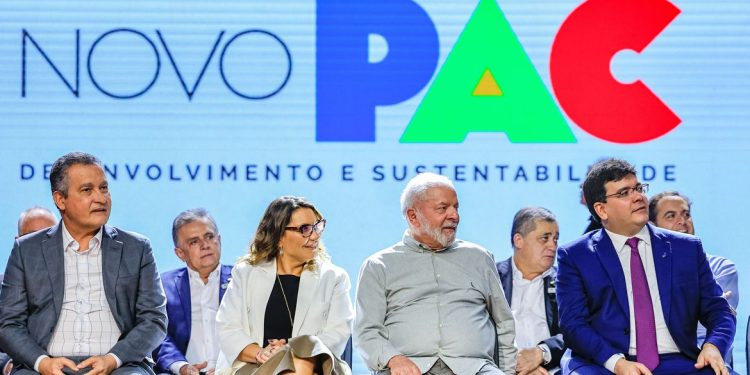 Dilma merece pedido de desculpas por impeachment, diz Lula