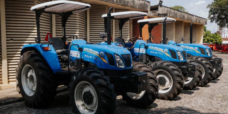Murilo Galdino entrega tratores e implementos agrícolas a municípios paraibanos