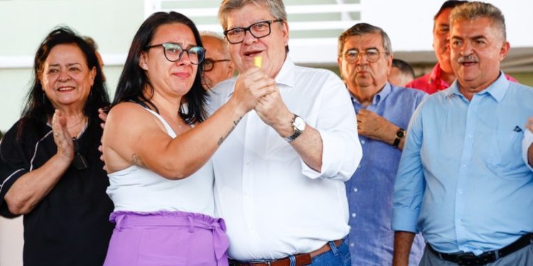 Governador entrega apartamentos em João Pessoa e beneficia 64 famílias na primeira etapa