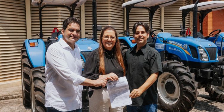 Murilo Galdino entrega tratores e implementos agrícolas a municípios paraibanos