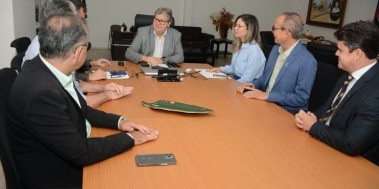 João Azevêdo discute ações de incentivo ao comércio paraibano com representantes da FCDL