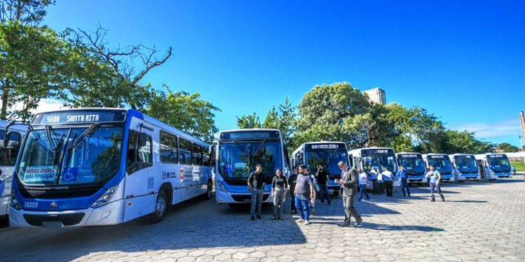 Governador acompanha entrega de 10 novos ônibus para o sistema de transporte púbico da Região Metropolitana de João Pessoa