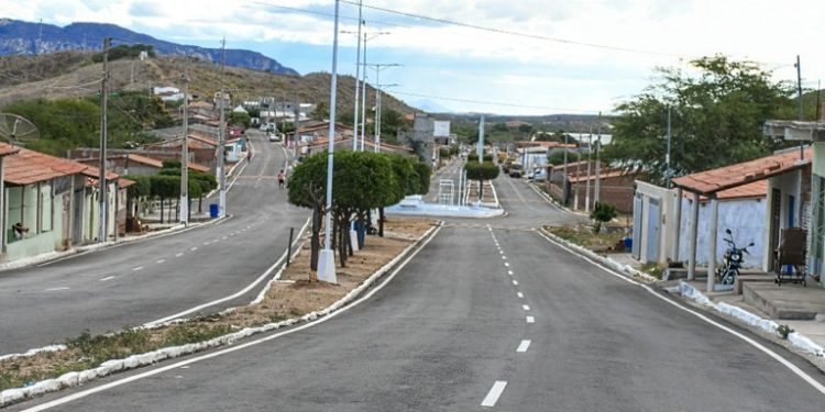 Governador autoriza obras e inaugura travessia urbana em Cacimba de Areia e Areia de Baraúnas